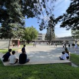 La cour d'école a commencé sa mue : de la verdure et des gradins en bois ont déjà été installés.